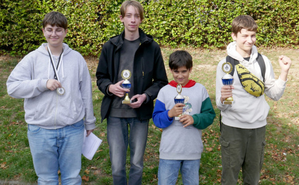 Sieger u. Platzierte in der U16 (von links): Aarian Vogt (Herford) 4. Platz, Julien Liam Kettler (Bünde) 3. Platz, Artsvi Navasardyan (Porta) 2.Platz, Nikita Kalinichenko (Minden) (1.Platz)